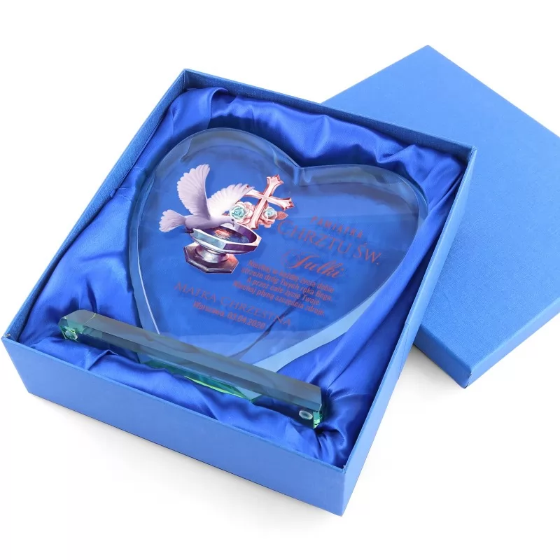 szklana statuetka serce z nadrukiem na prezent na chrzest