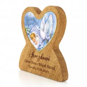 drewniany obrazek z grawerem na chrzest, w kształcie serca