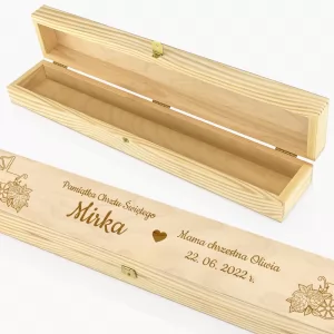 drewniane pudełko z grawerem na chrzest
