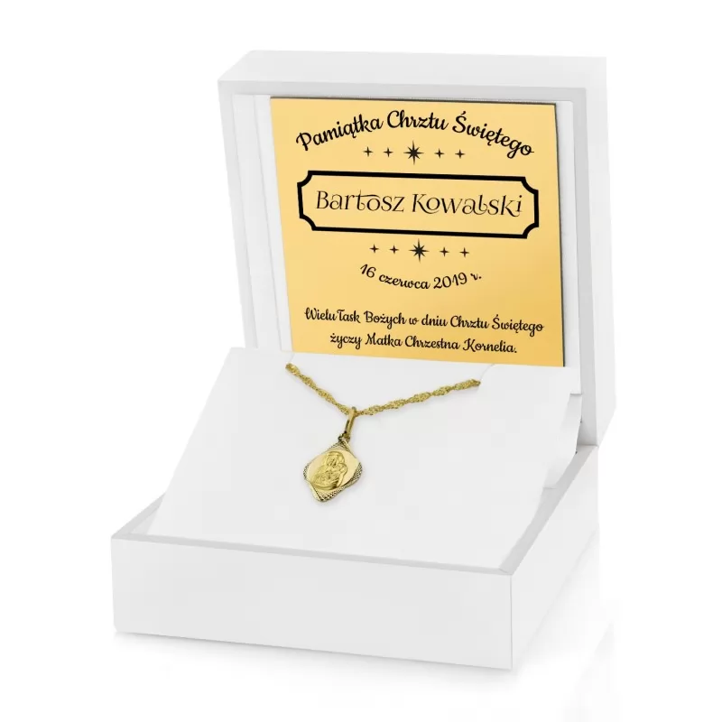 złoty łańcuszek z medalikiem na chrzest w białym pudełku z dedykacją