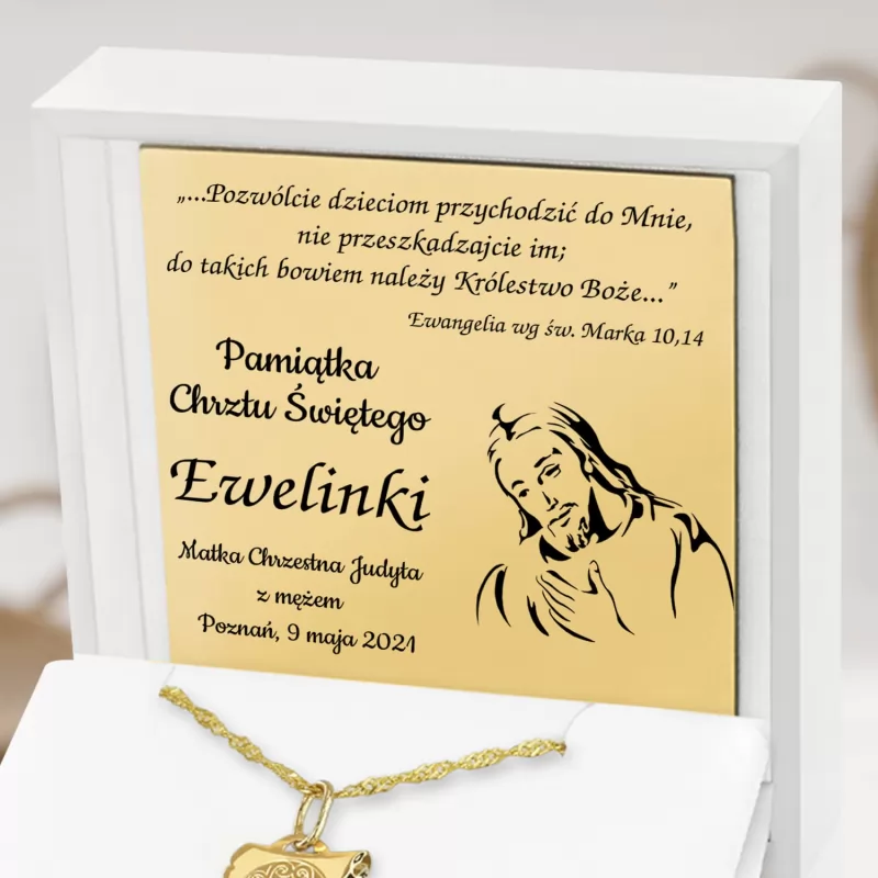 złoty medalik z dedykacją na pamiątkę chrztu