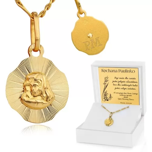 Złoty medalik na łańcuszku z Matką Boską w pudełku z grawerem