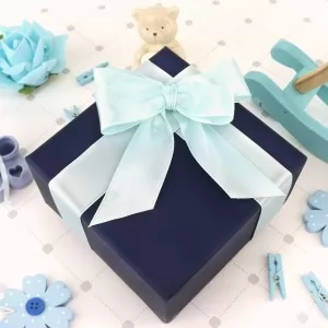 pudełko na prezent z okazji chrztu z błękitną wstążką