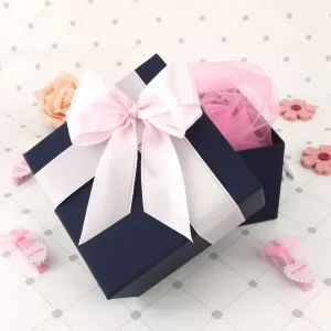 pudełko na prezent z różową wstążką