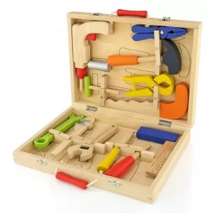 drewniane narzędzia w skrzynce dla dziecka