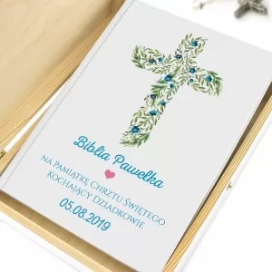 biblia z nadrukiem w szkatułce na prezent na chrzest niebieskie kwiaty